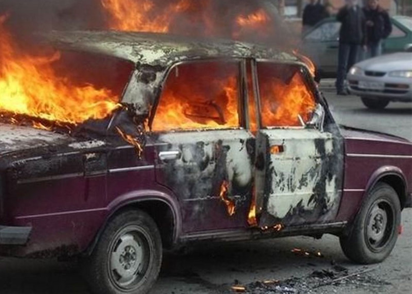Mərdəkan yolunda avtomobil yandı- VİDEO